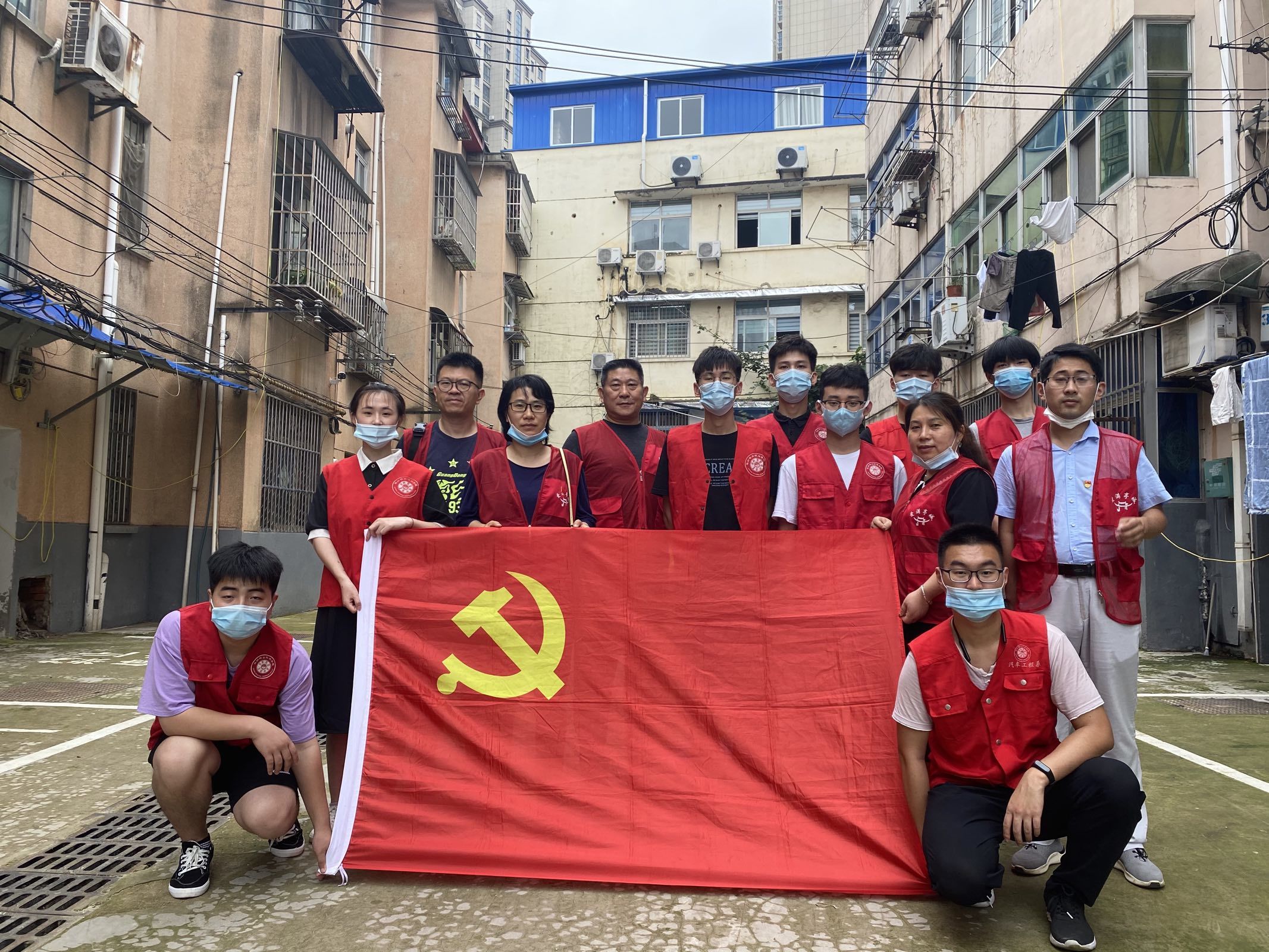 机械与汽车工程学院党总支开展举党旗促创建主题党日活动