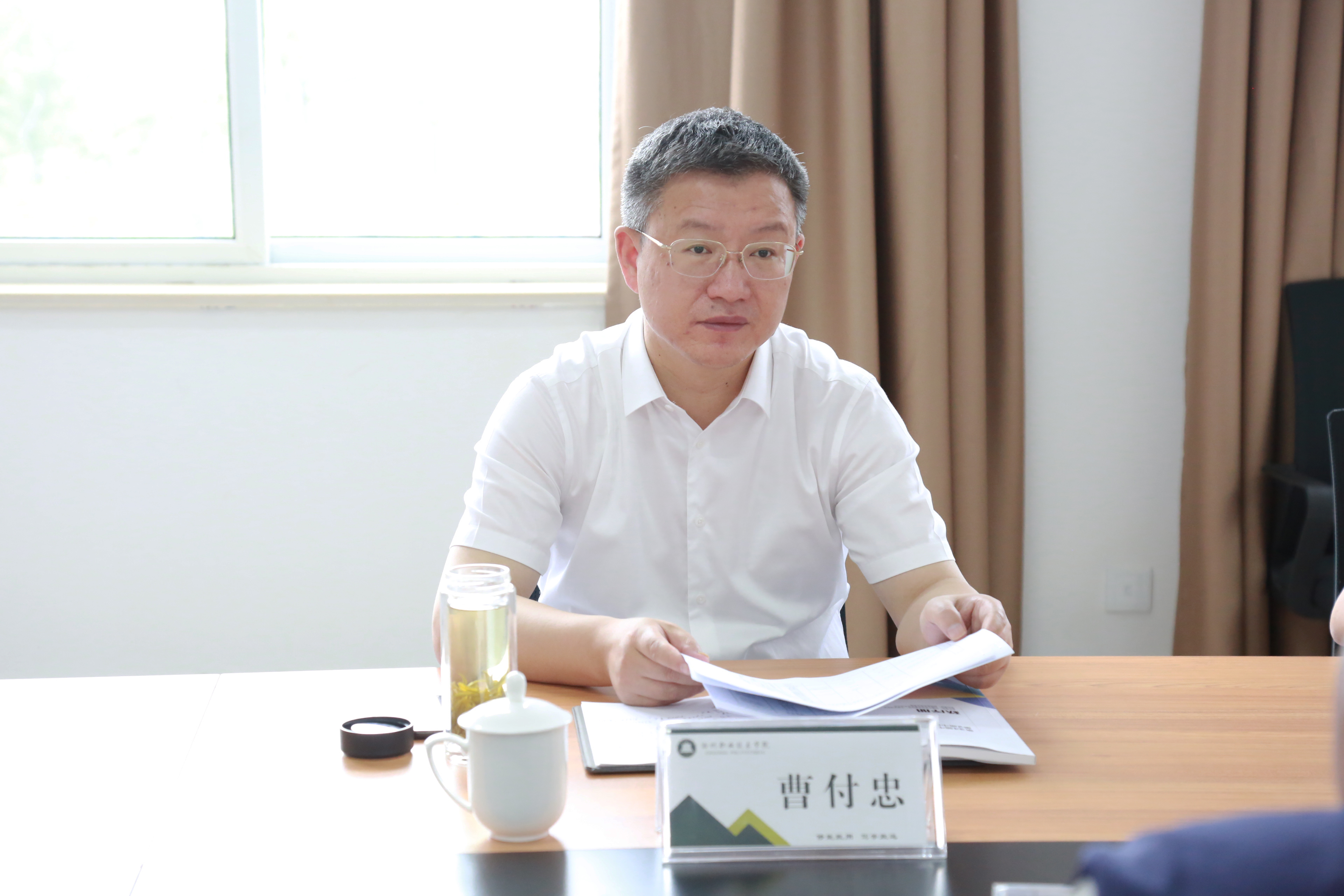 曹付忠深入体育部调研