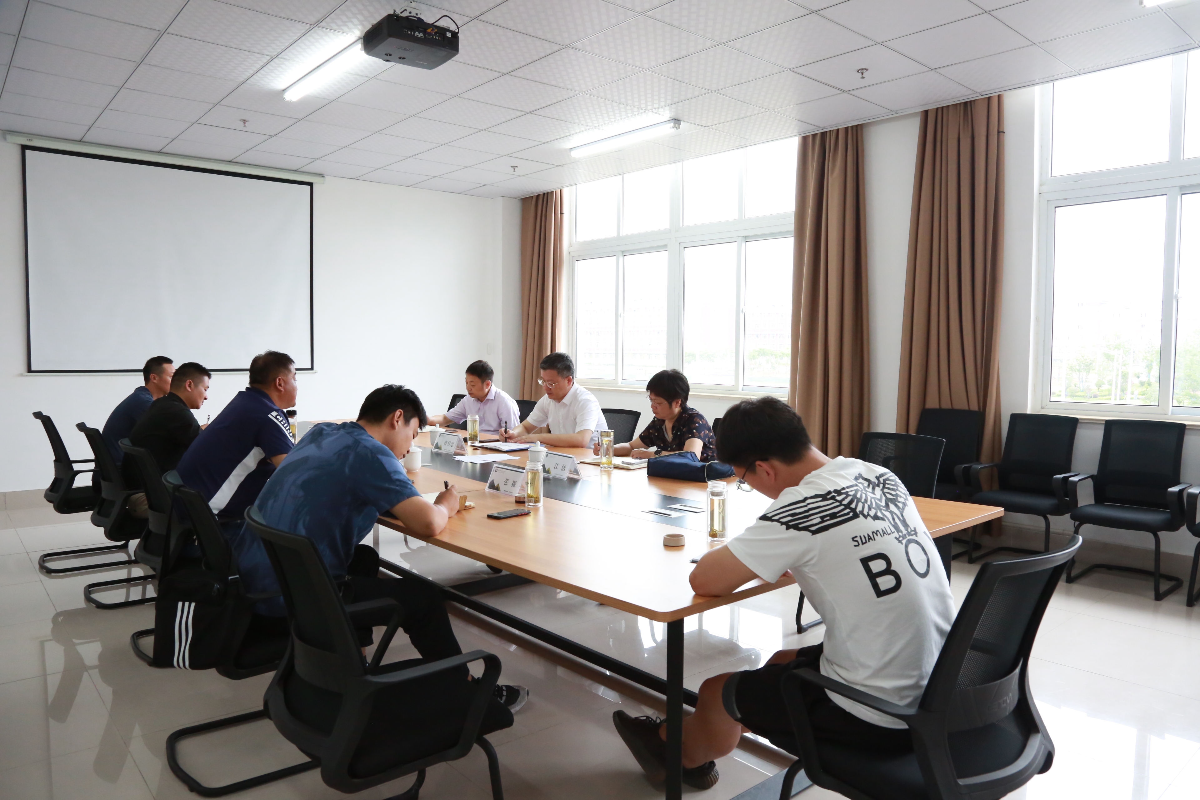 曹付忠深入体育部调研