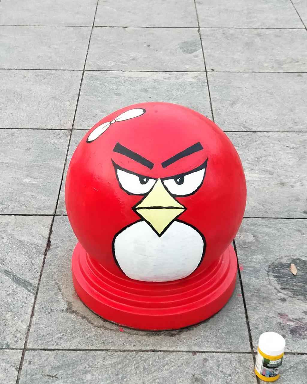 绘画隔离墩,为创建美丽滁州增添色彩,美化环境.