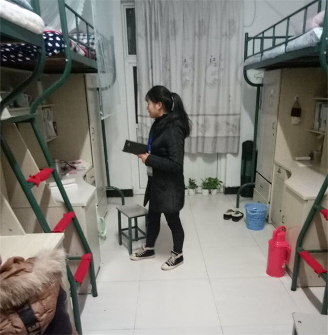 12月27日下午,滁州职业技术学院经贸系学生会生活部对女生宿舍三号楼