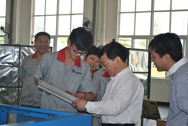 李柱梁院长到校中厂查看我系学生用数控机床加工的产品.jpg
