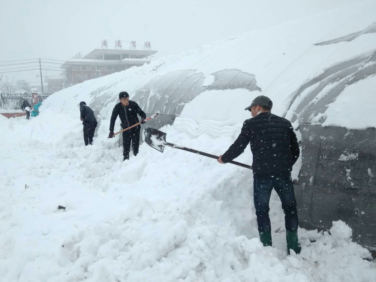 庆阳市抓住降雪降温天气开展人工增雪作业缓旱情