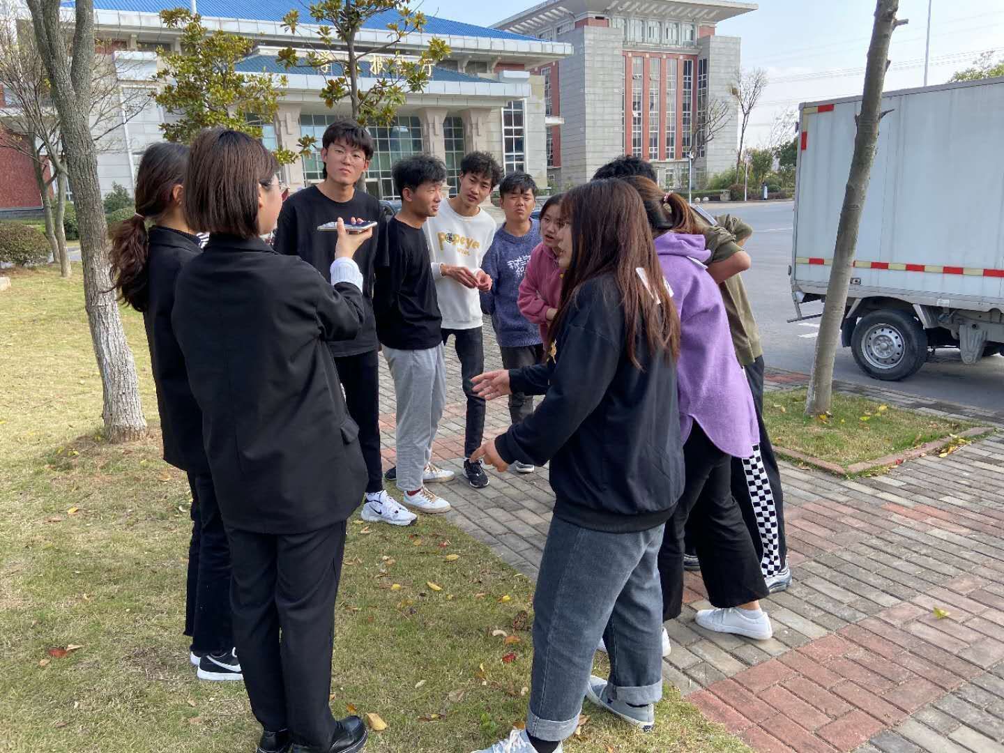 管理学院:学生会举办"撕名牌"活动