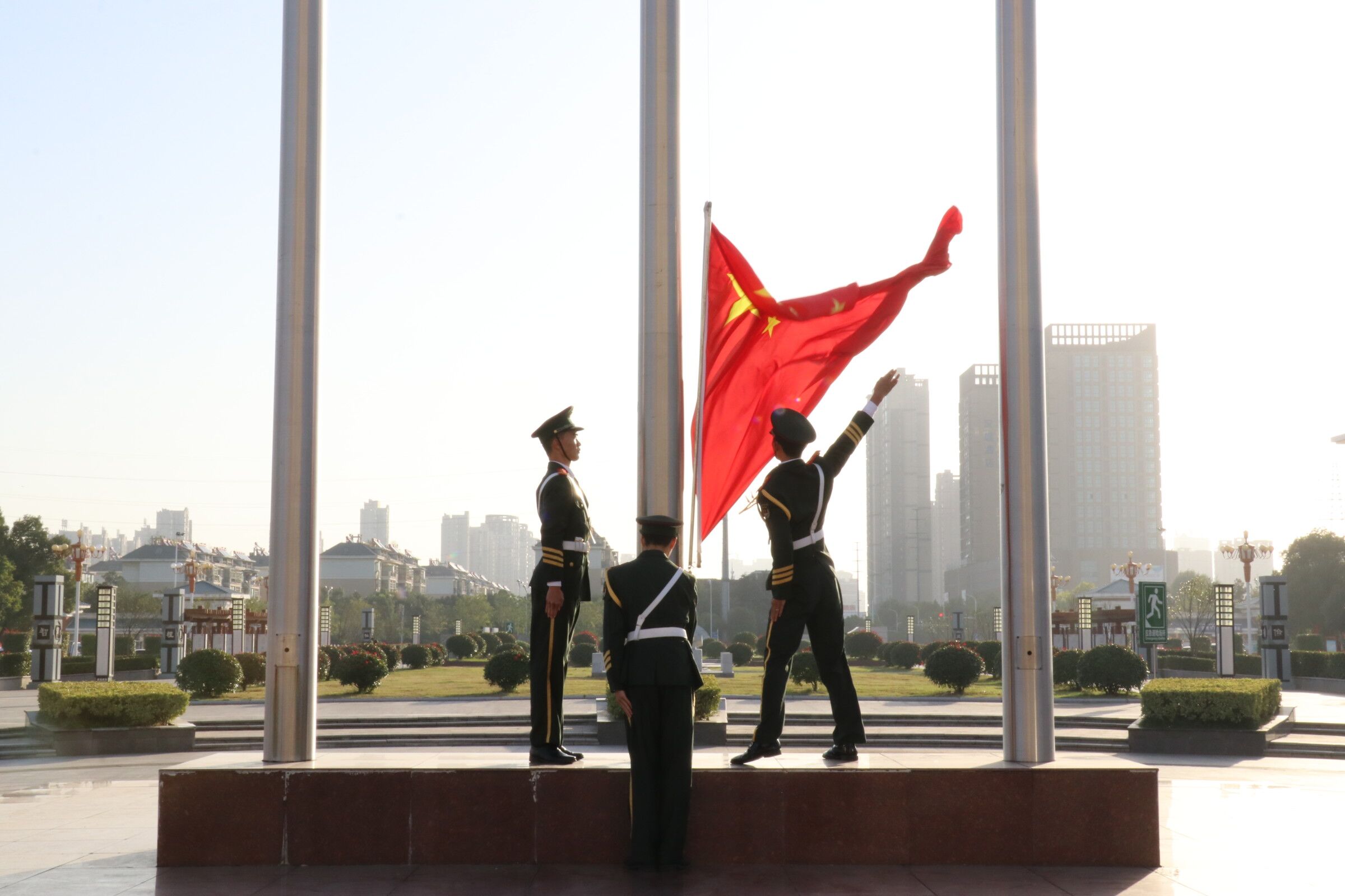 升国旗奏国歌！一天等待后，中国首金的荣耀时刻来了