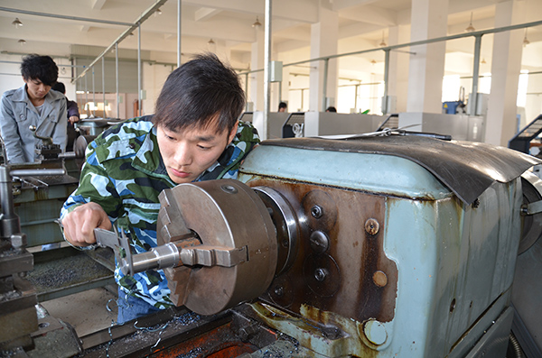 学生在机械加工车间实训.JPG
