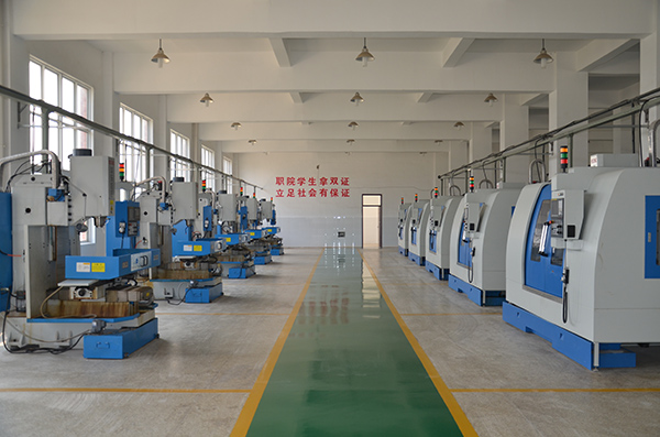 数控铣床及加工中心实训车间.JPG