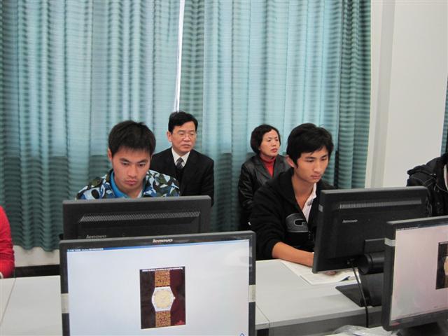 李柱梁院长亲临信息系听课,关心年轻教师成长