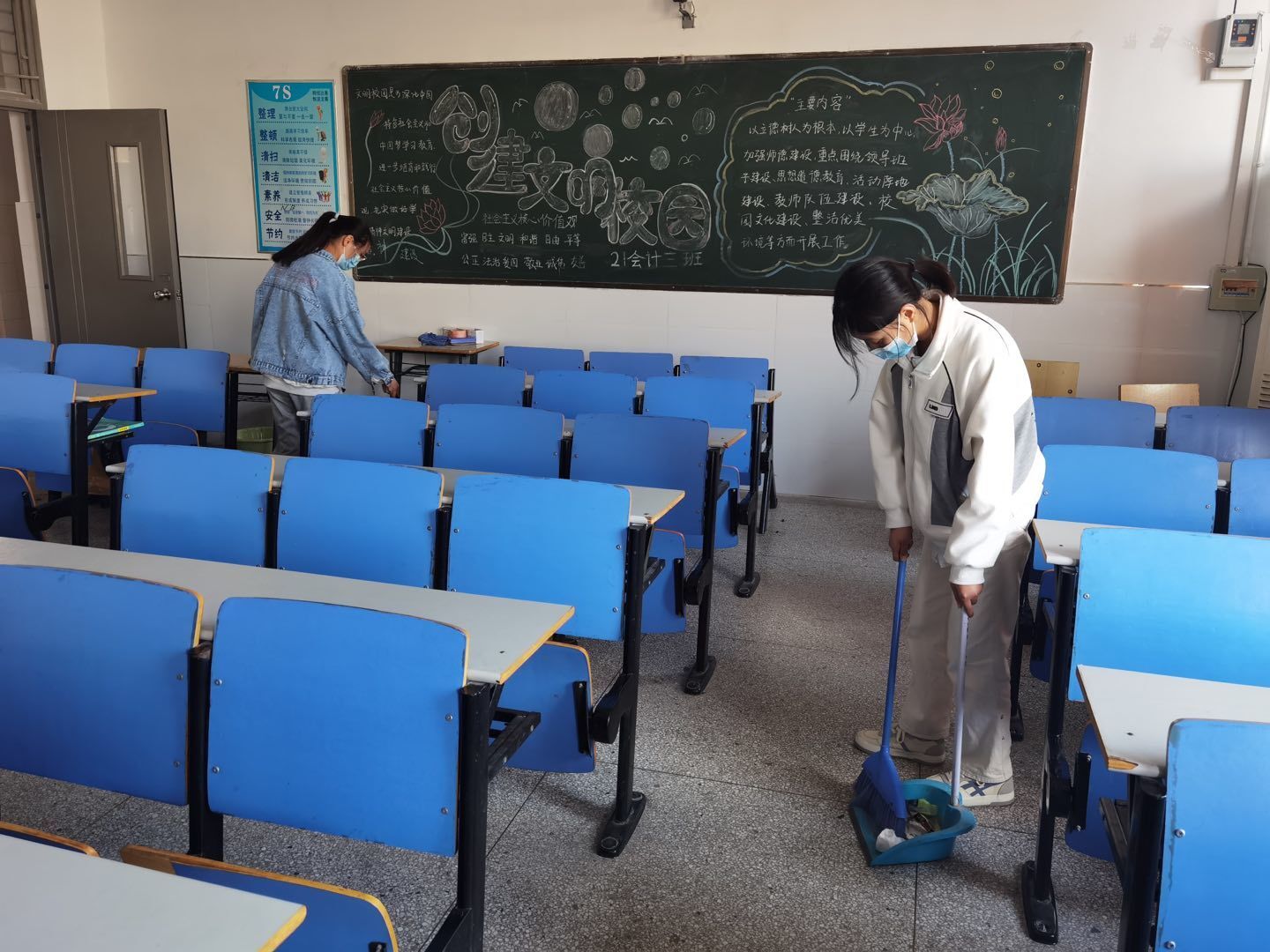 管理学院创文明校园教室卫生清扫活动