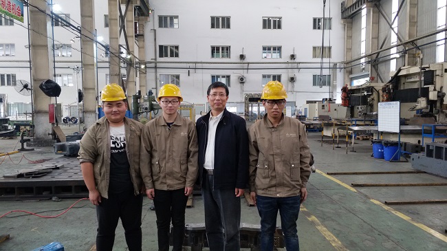 汽车工程系教师看望跟岗实习学生2.jpg