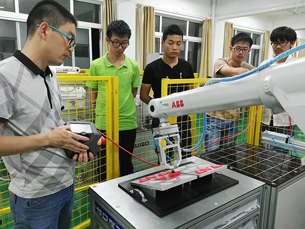 专业教师在机器人实训室进行实训教学.jpg