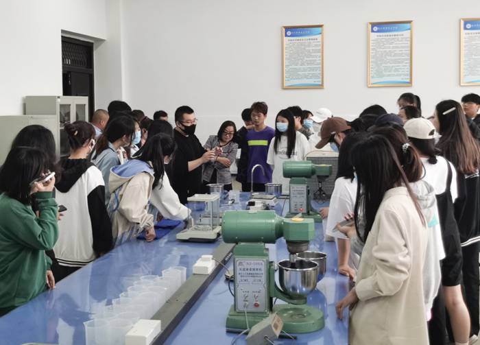 https://www.chzc.edu.cn/__local/E/2A/CE/4DE725B1FF4C1A0C870DCC8891E_3D319DD1_11D120.jpg https://www.chzc.edu.cn/__local/E/2A/CE/4DE725B1FF4C1A0C870DCC8891E_3D319DD1_11D120.jpg
