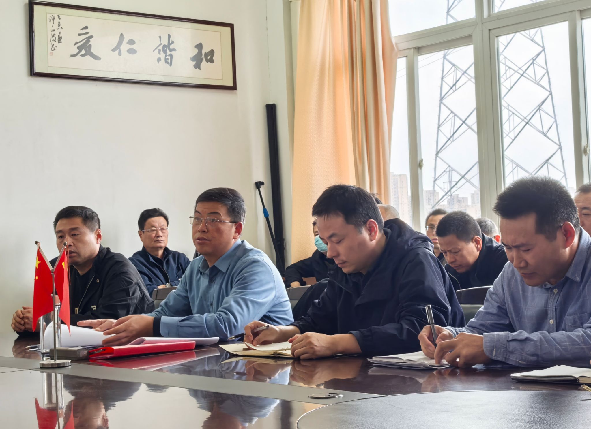 信息工程学院召开教职工政治与业务学习例会