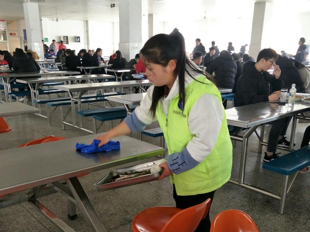 平桥街道办事处组织志愿者义务打扫卫生活动_社区